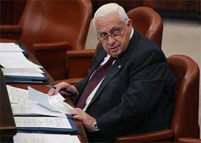 El primer ministro israelí, Ariel Sharon, esta mañana en su asiento de la Knesset.