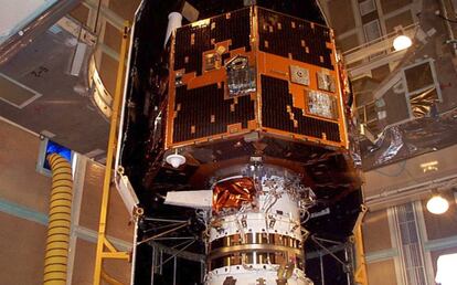 El satélite IMAGE durante los preparativos para su lanzamiento en el 2000.