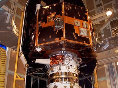 El sat&eacute;lite IMAGE durante los preparativos para su lanzamiento en el 2000.