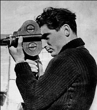 Fotografía realizada por Gerda Taro en la que aparece Robert Capa con su cámara en el frente de Segovia en mayo de 1937.