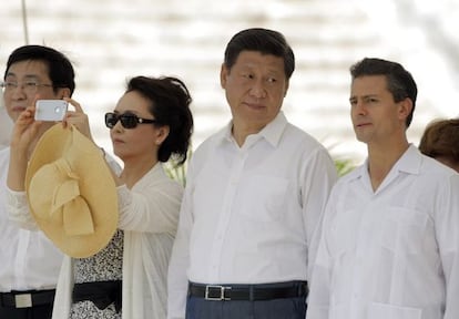 Peng Liyuan saca una foto con su iPhone. A su lado aparece el presidente chino, Xi Jinping, y el de M&eacute;xico, Enrique Pe&ntilde;a Nieto.