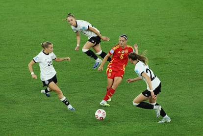 Aitana Bonmatí pasa el balón ante la presión de las alemanas Senss, Kleinherne y Brand, durante la semifinal de la eurocopa.