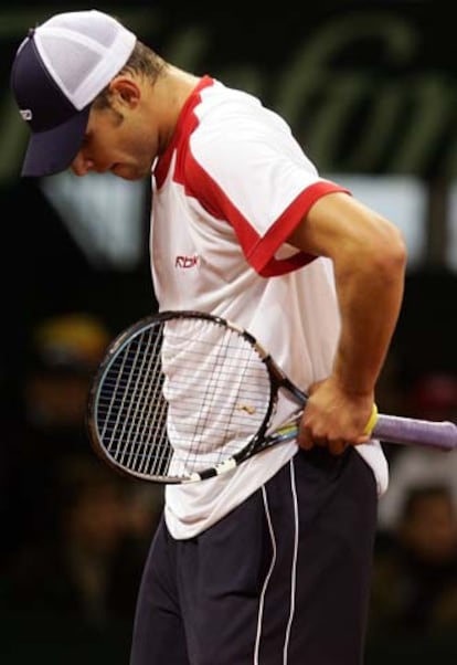 Andy Roddick, cabizbajo ante su incapacidad para plantar cara a Rafael Nadal.