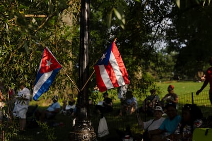 Banderas puertorriqueñas cuelgan de un poste de luz.