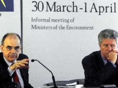 Los ministros de Medio Ambiente holandés, Jan Pronk, y sueco, Kjell Larsson (derecha), ayer en Suecia.
