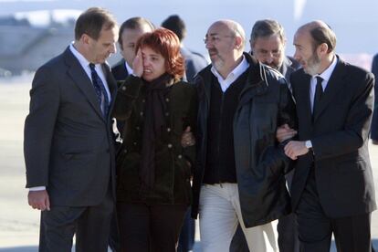 El ministro del Interior (derecha) y el titular de Defensa, José Antonio Alonso (a la izquierda), consuelan a los padres del guardia civil Raúl Centeno, asesinado por ETA en Francia en 2007.