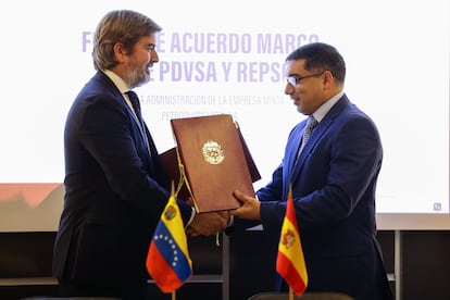 El jefe de Upstream de Repsol, Francisco Gea, y el ministro del Petróleo de Venezuela, Pedro Rafael Tellechea, durante la firma del acuerdo.