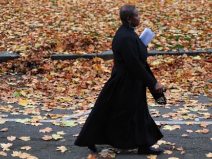 Una pastora de la Iglesia de Inglaterra, camino del s&iacute;nodo en Londres