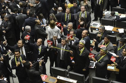 Parlamentares protestam pelo impeachment nesta quinta.