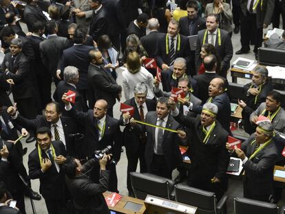 Parlamentares protestam pelo impeachment nesta quinta.