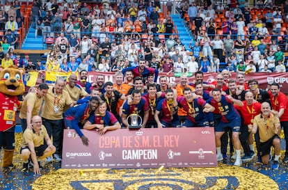 Los jugadores y el cuerpo técnico del Barça celebran su victoria en la final de la Copa del Rey de balonmano este domingo.