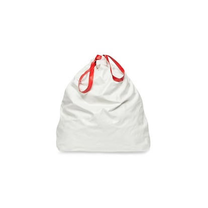 La Trash Bag de Balenciaga que actualmente se puede reservar en su tienda 'online' está elaborada en piel de becerro y cuesta 1.400 euros.