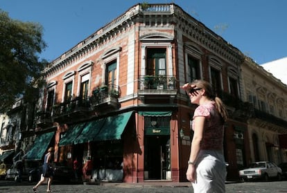 Esquina de las calles Defensa y Humberto Primo en el barrio de San Telmo, en Buenos Aires. 