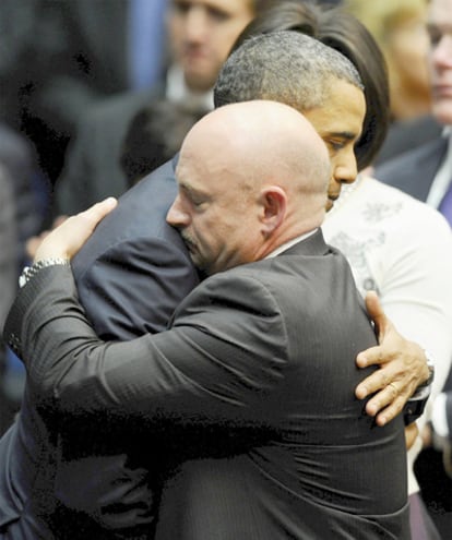 El presidente de EE UU abraza al astronauta Mark Kelly, marido de la congresista Gifford.