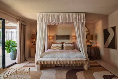 Cama con dosel de la habitación principal de la casa grande.