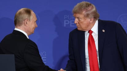 Russian President Vladimir Putin and US President Donald Trump shake hands at their joint press conference in Anchorage.