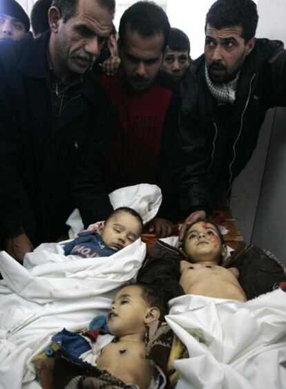 Funeral de tres niños fallecidos durante un ataque de las Fuerzas Armadas israelíes en la franja de Gaza.