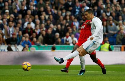 Cristiano Ronaldo marca el segundo gol del equipo.