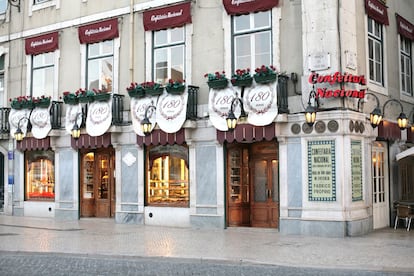 En Lisboa se encuentra desde 1829 la Confeitaria Nacional que seduce a sus clientes con 'bicas' (cafés) bien cargados, 'macarons' y 'pastéis' de nata.