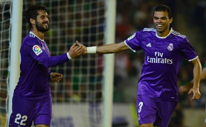 Isco celebrar su primer gol al Betis junto a Pepe.