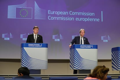 El vicepresidente de la UE, Valdis Dombrovskis, y el comisario de Economía, Paolo Gentiloni, durante una comparecencia el miércoles en Bruselas.