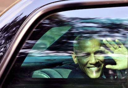 El presidente de EEUU Barack Obama saluda a la gente desde su coche durante su visita a M&eacute;xico.