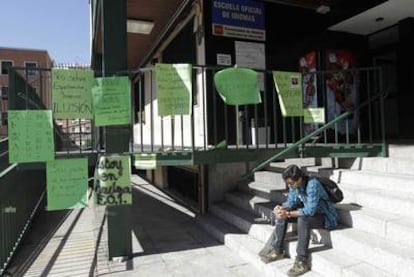 Los docentes han cubierto la sede central de la Escuela Oficial de Idiomas de Madrid de carteles contra los recortes.