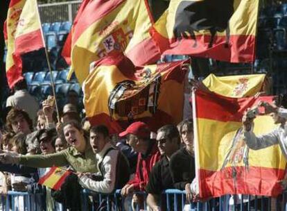 Algunos de los asistentes al desfile mostraron banderas preconstitucionales.