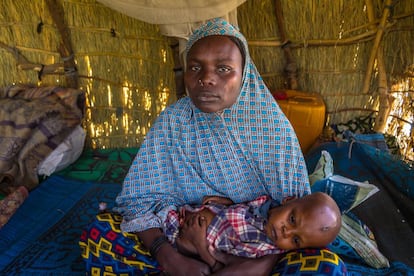 Fanda Tchari, residente en el campo de refugiados de Magui (Chad), intentó curar a su hijo desnutrido a través de la medicina tradicional.