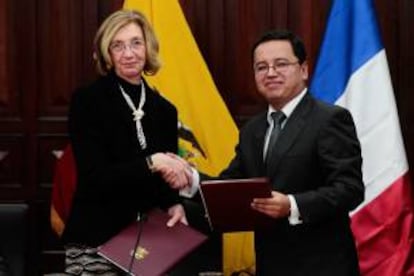 La ministra de Comercio Exterior de Francia, Nicole Bricq (i), y el ministro de Finanzas de Ecuador, Patricio Rivera (d), formalizan la firma de un préstamo, en Quito (Ecuador).