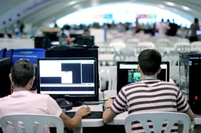 Dos de los primeros asistentes a la Campus Party Valencia que se inaugura esta noche