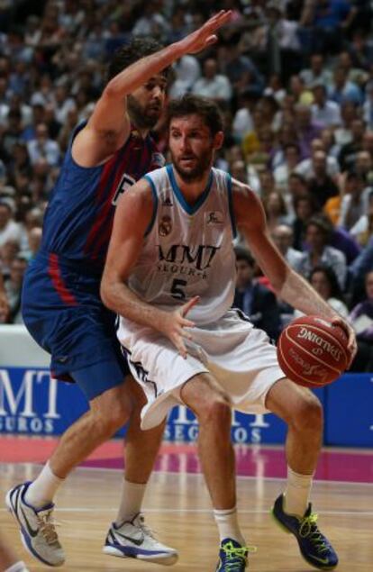 Rudy trata de irse de Navarro.