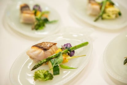 Plato de pescado de lonja con miniverduritas de Xavier Pellicer.