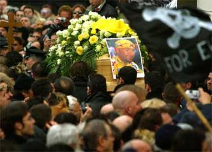 Una multitud rodea el féretro con los restos del corredor italiano en su camino hacia el cementerio de Cesenatico.