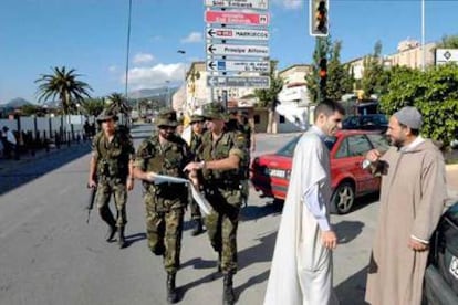 Soldados de la Legión caminan durante el pasado Ramadán por el barrio ceutí de Los Rosales, una zona con numerosa población musulmana.