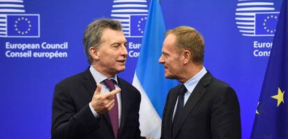 El presidente del Consejo Europeo, Donald Tusk recibe al presidente de Argentina, Mauricio Macri, en Bruselas, este lunes.