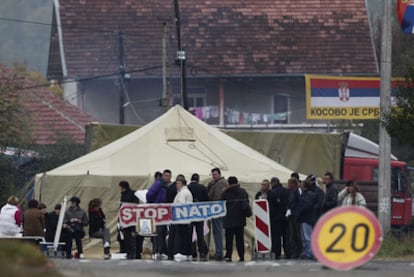Concentración contra la OTAN de un grupo de serbios de Kosovo en una carretera cortada al norte de la región.