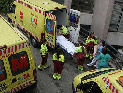 Los sanitarios suben a la ambulancia a uno de los últimos pacientes del Puerta de Hierro.