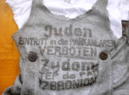 En la camiseta se puede leer "Juden eintritt in die Parkanlagen verboten".