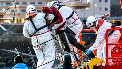 Llegada de 43 personas a bordo del barco de Salvamento Marítimo, 'Guardamar Talía' al puerto de La Restinga.