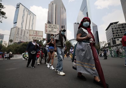 Familiares de personas desaparecidas pegaron carteles con fotografías y fichas de búsqueda en Ciudad de México. 
