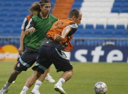 Sergio Ramos y Robben, durante el entrenamiento de ayer en el Bernabéu.