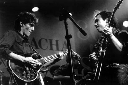 Antonio Vega, a la izquierda, y Nacho Garca Vega, en el concierto de despedida de Jcara, el 19 de octubre de 1988.