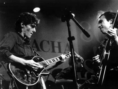 Antonio Vega, a la izquierda, y Nacho García Vega, en el concierto de despedida de Jácara, el 19 de octubre de 1988.