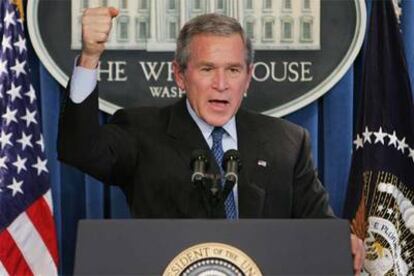 El presidente de EE UU, George W. Bush, conversa con la prensa, ayer en la Casa Blanca.