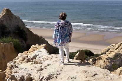 Mar&iacute;a, de 59 anos, em uma praia do sul, um dos lugares favoritos de seu filho, que se suicidou em 2013 aos 30 anos ap&oacute;s sofrer problemas econ&ocirc;micos