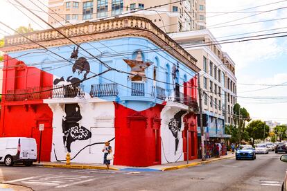 Mural con la bandera de Puerto Rico en una esquina de la calle Loiza, en el barrio de Santurce. 