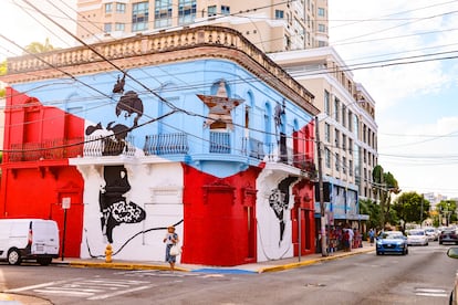 Mural con la bandera de Puerto Rico en una esquina de la calle Loiza, en el barrio de Santurce.