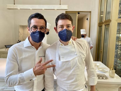 Quique Dacosta con Ricard Tobella, jefe de cocina de Deessa. J.C. CAPEL