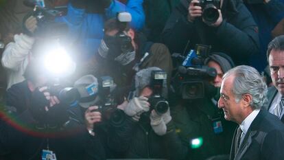 Bernard Madoff entra en el tribunal federal de Nueva York el 12 de marzo de 2009 ante una lluvia de flashes de los fotógrafos.